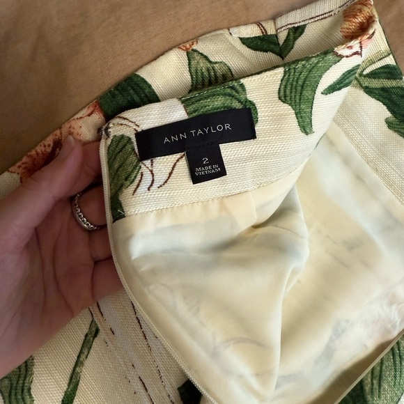 Ann Taylor Floral Print cotton straight knee length Skirt - Picture 5 of 6